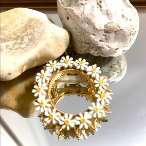 Vintage Weiss Daisy Wreath Brooch